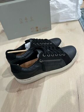 Clarks Black Leather Low-Top Sneakers with Cream Sole and Side Zip BRAND NEW